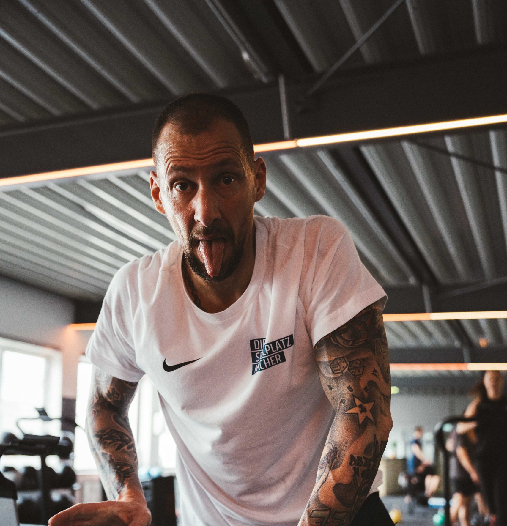 Man sticking out his tongue and looking into the camera during a workout at R-OG Hamburg-Nord
